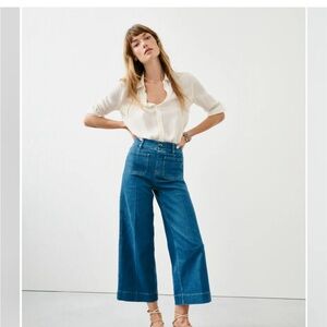 Chic Blue Flare Jeans with High Waist. New.